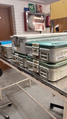 Lote de contenedores para esterilización con tapa perforada. Alquiler contenedor de instrumental quirúrgico.