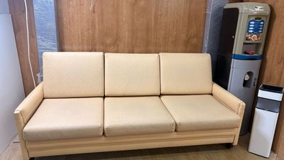 Sofá cama hospitalario. Alquiler sofá de tres plazas.