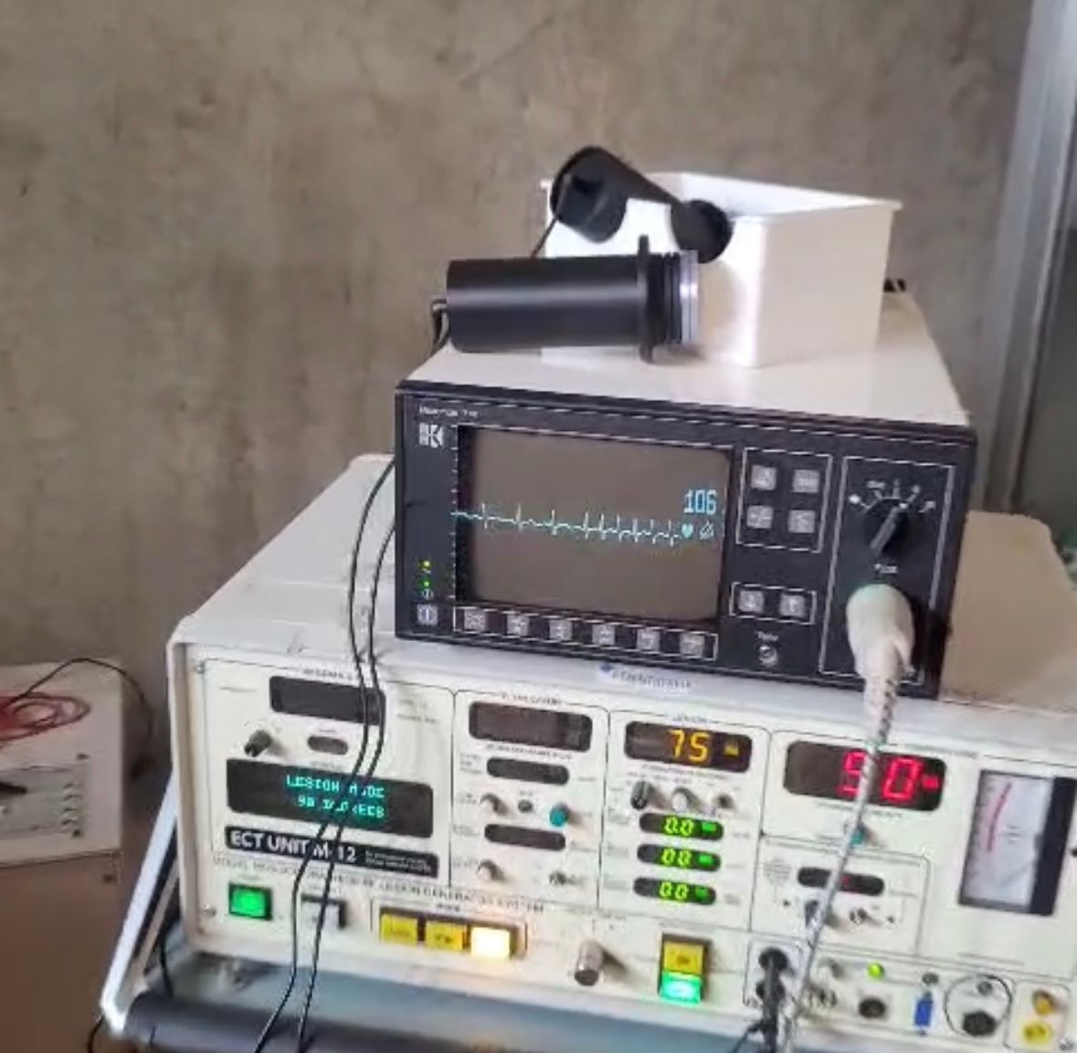 Equipo de Terapia Electroconvulsiva (TEC). Alquiler pack completo de electroshock años 90 y 2000. Equipo de Terapia Electroconvulsiva (TEC). Alquiler pack completo de electroshock años 90 y 2000.