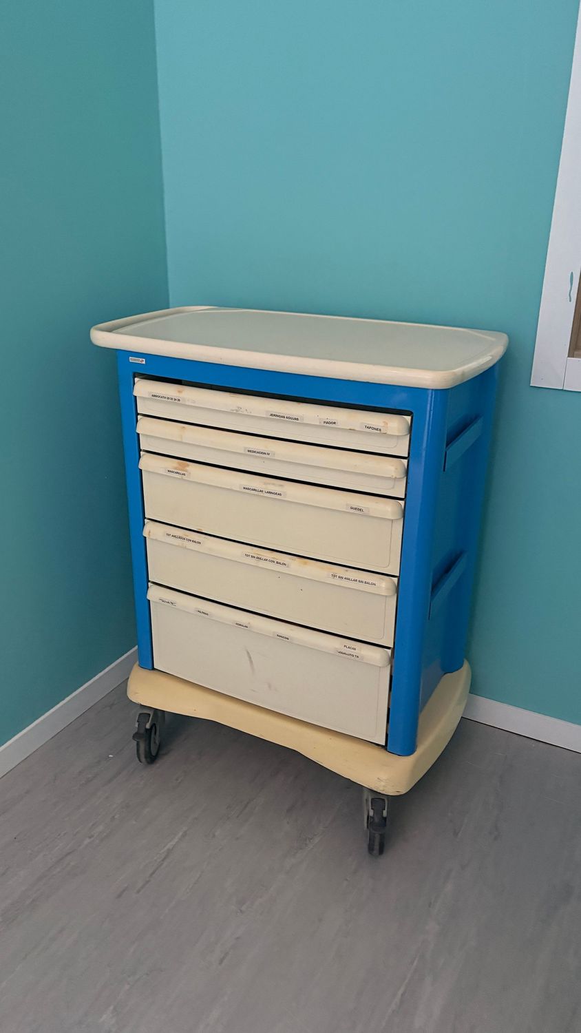 Carro medicamentos. Alquiler carro de fungibles. Carro de emergencias. Carro medicamentos. Alquiler carro de fungibles. Carro de emergencias.