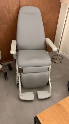 Sillón hospitalario. Alquiler butaca hospitalaria gris. Sillón hospitalario. Alquiler butaca hospitalaria gris.