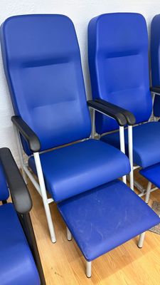 Butaca hospitalaria. Sillón diálisis. Butaca quimioterapia. Alquiler butaca hospitalaria azul con soporte reposa píes.