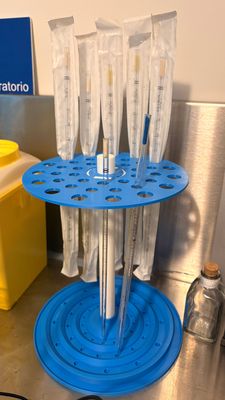 Soporte giratorio para pipetas de polipropileno. Alquiler soporte pipetas de laboratorio.
