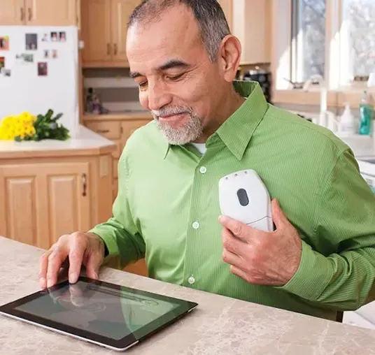 Dispositivo monitorea implantes cardíacos en línea. Alquiler monitor cardiaco. Monitoreo cardíaco remoto