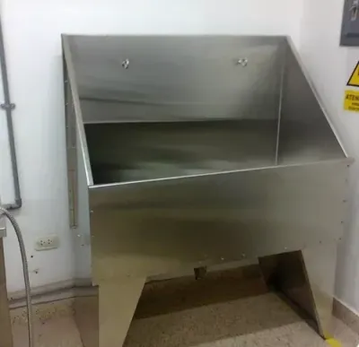 Bañera de aseo para perros de acero inoxidable.