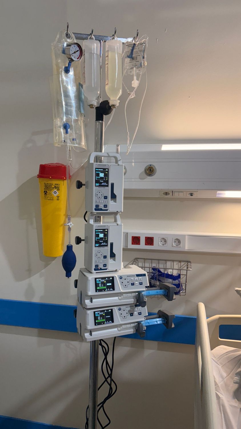 Torre bombas de infusión para UCI. Alquiler columna bombas de infusión modernas.