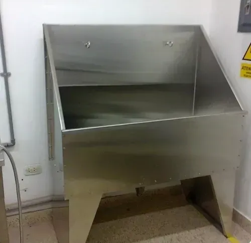 Bañera de aseo para perros de acero inoxidable. Bañera de aseo para perros de acero inoxidable.
