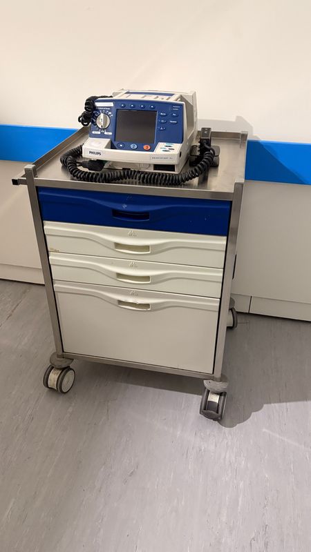 Carro enfermería. Carro medicamentos. Alquiler carro de emergencias con cajones azul y blanco.