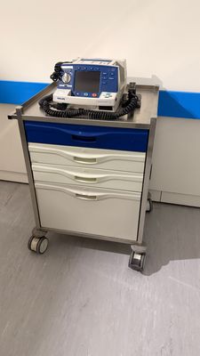 Carro enfermería. Carro medicamentos. Alquiler carro de emergencias con cajones azul y blanco.