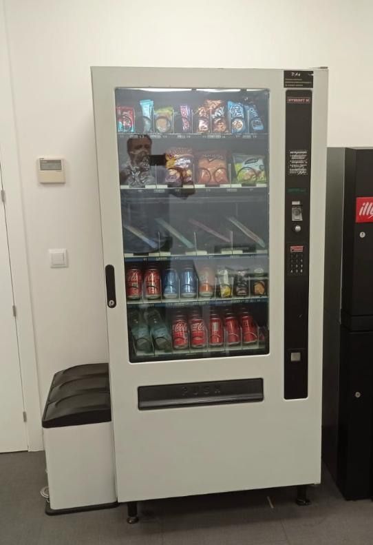 Máquina expendedora de snacks y bebidas. Alquiler maquina de vending de snacks y bebidas.