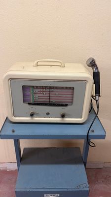 Dispositivo de terapia de ultrasonido años 60. Alquiler equipo de terapia de ultrasonido Siemens Sonostat 631U Dispositivo de terapia de ultrasonido años 60. Alquiler equipo de terapia de ultrasonido Siemens Sonostat 631U