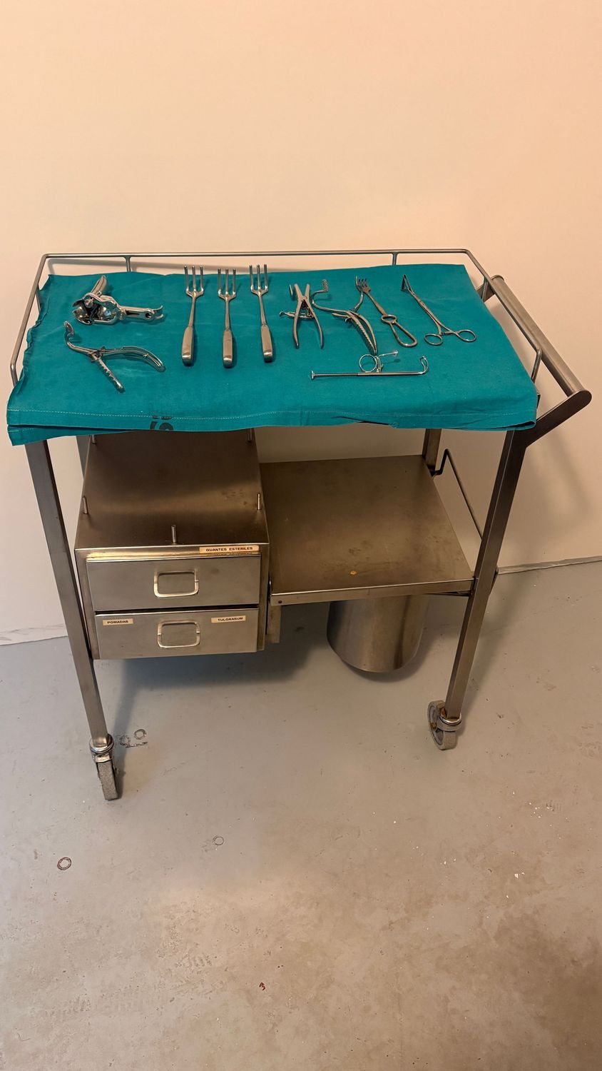 carro de curas de acero inoxidable. Alquiler carro auxiliar de acero inoxidable.