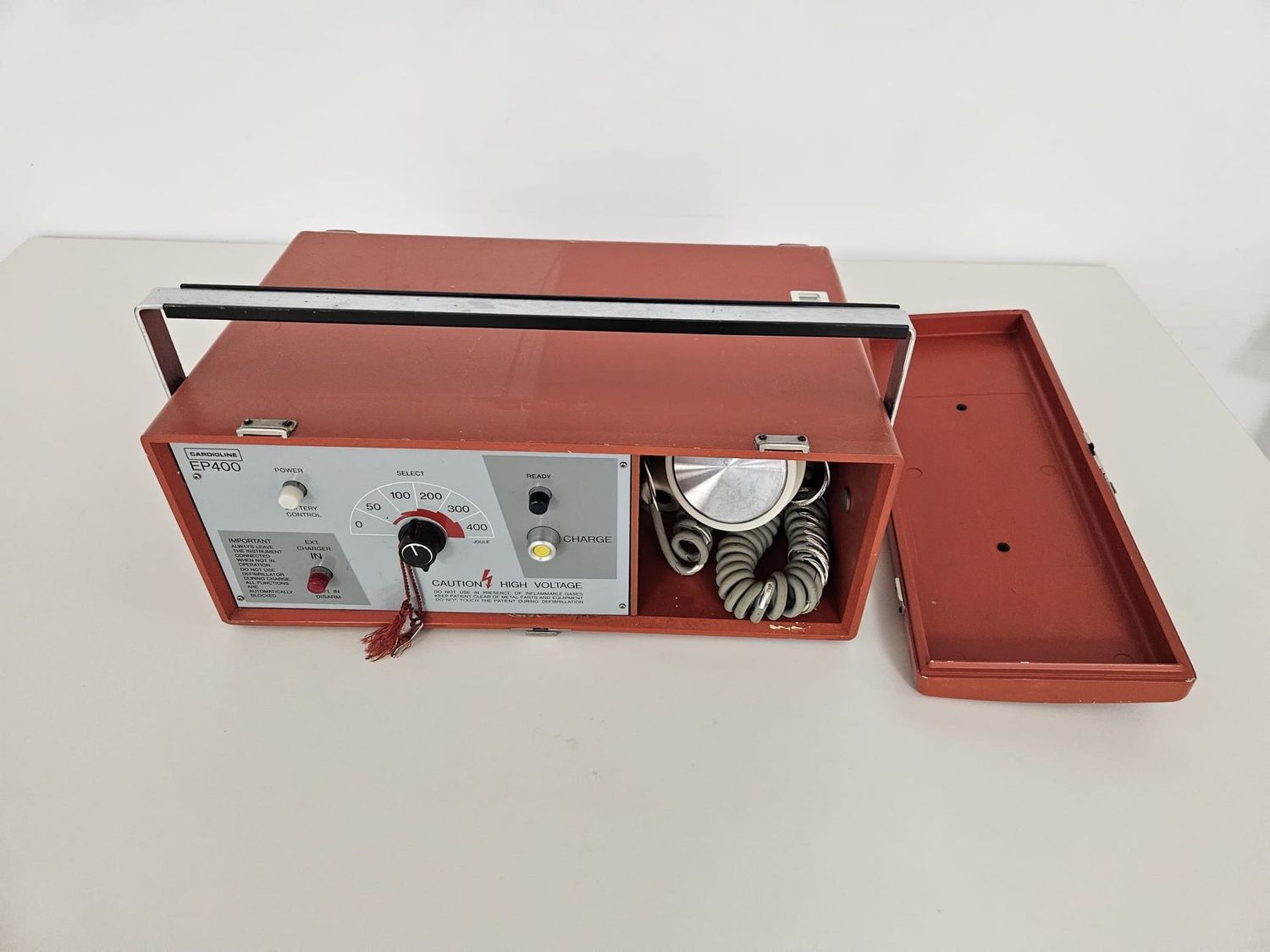 Desfibrilador portátil años 60 y 70. Alquiler desfibrilador Cardioline EP400.