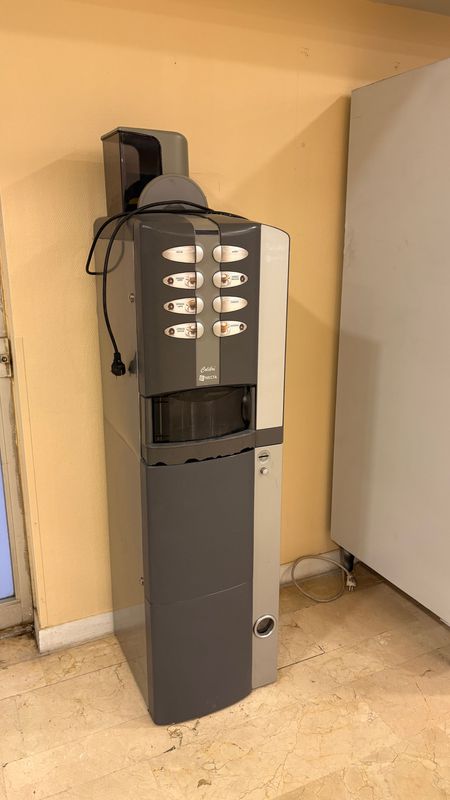 Máquina expendedora de café. Alquiler maquina vending de café. Máquina expendedora de café. Alquiler maquina vending de café.