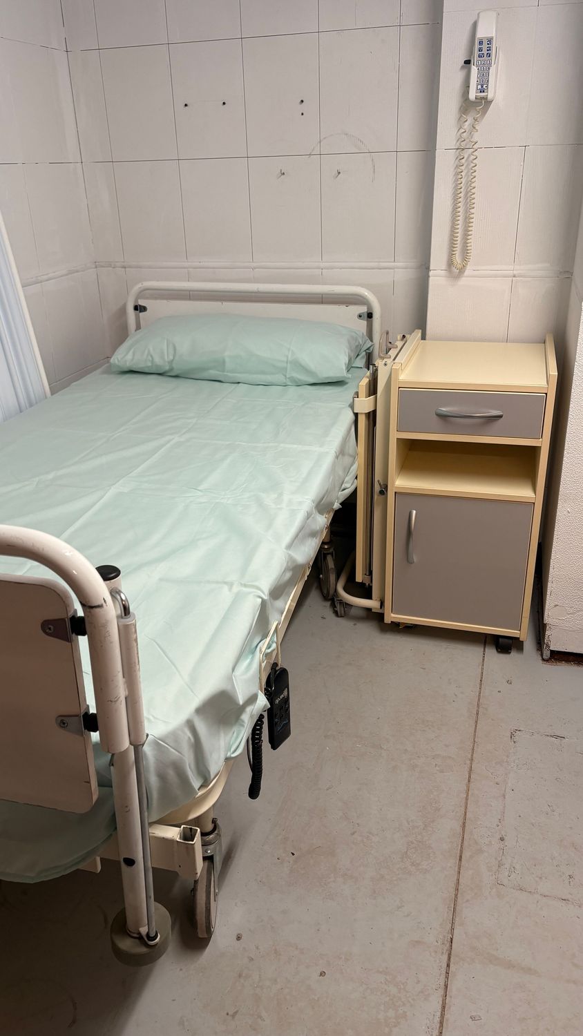 Mesa de paciente Eleganza 2000. Alquiler mesilla hospitalaria años 2000.