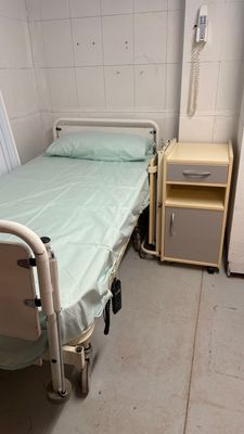 Mesa de paciente Eleganza 2000. Alquiler mesilla hospitalaria años 2000.