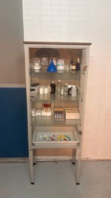 Vitrina laboratorio. Alquiler vitrina clásica de laboratorio o clinicas.