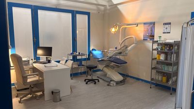 Sillón dental completo. Alquiler clínica de odontología completa. Mesa + sillón dental + carro + vitrina.