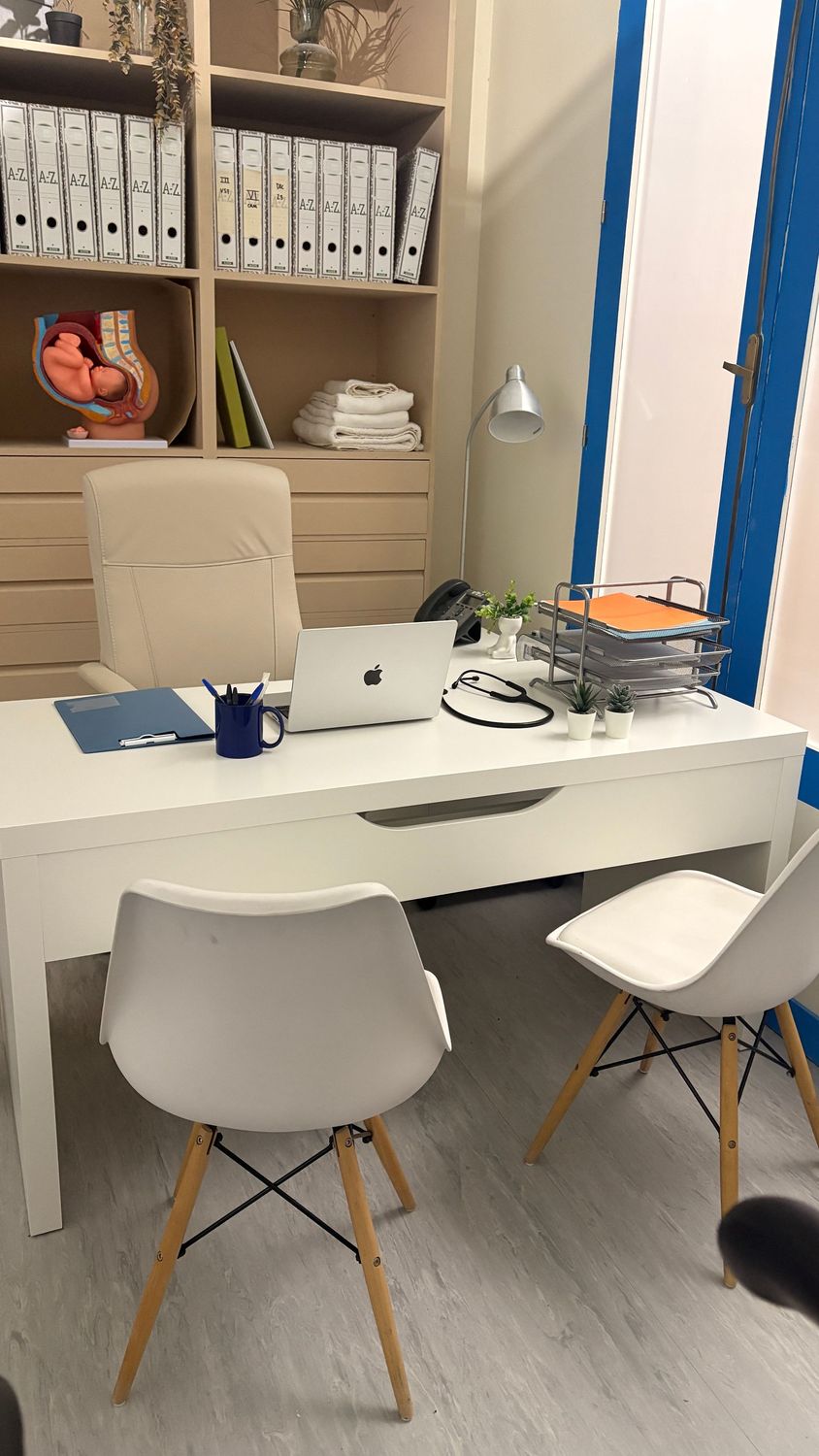 Pack de mesa de clínicas completo. Alquiler conjunto de mesa de clínicas, sillas y sillón de medico.