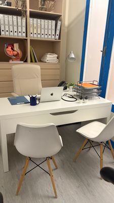 Pack de mesa de clínicas completo. Alquiler conjunto de mesa de clínicas, sillas y sillón de medico. Pack de mesa de clínicas completo. Alquiler conjunto de mesa de clínicas, sillas y sillón de medico.