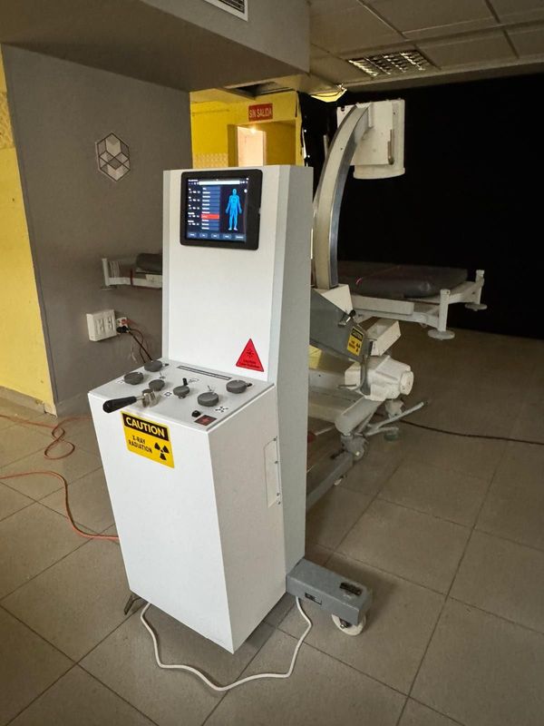 Equipo de rayos X móvil con arco en C. Alquiler equipo de rayos X portátil.