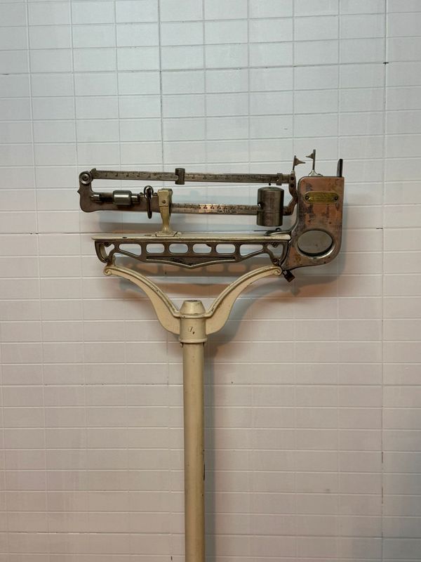 Báscula de farmacia de mediados del siglo XX. Alquiler bascula de farmacia vintage.