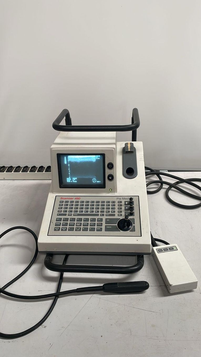Ecógrafo portátil Pie Medical Scanner 200. Alquiler ecógrafo Medical Scanner años 90. Ecógrafo portátil Pie Medical Scanner 200. Alquiler ecógrafo Medical Scanner años 90.