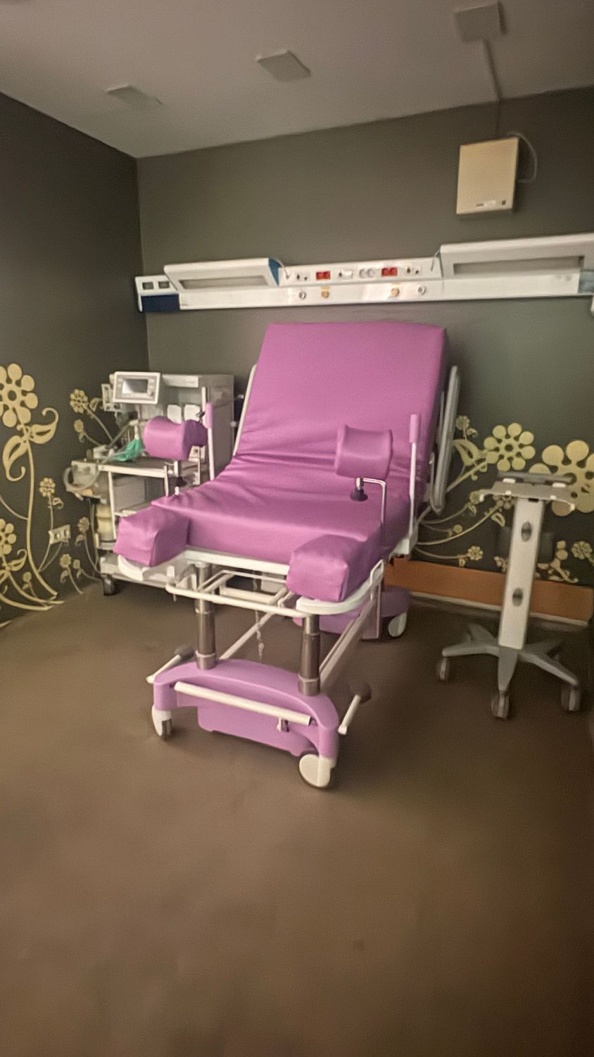 Mesa de parto obstétrica y ginecológica. Alquiler cama de parto.