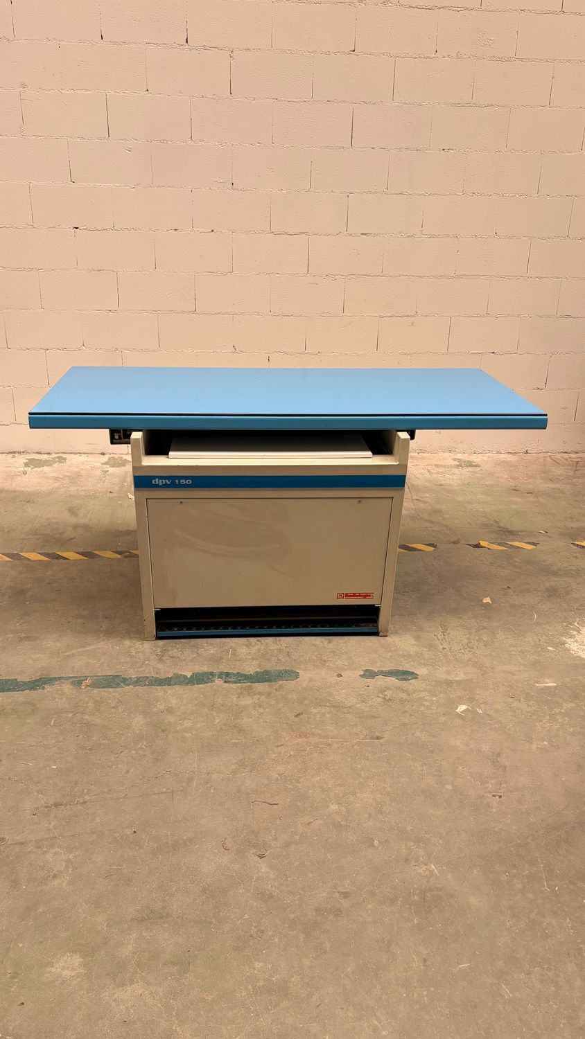 Mesa para radiografía de altura regulable. Alquiler mesa radiografías. Mesa para radiografía de altura regulable. Alquiler mesa radiografías.