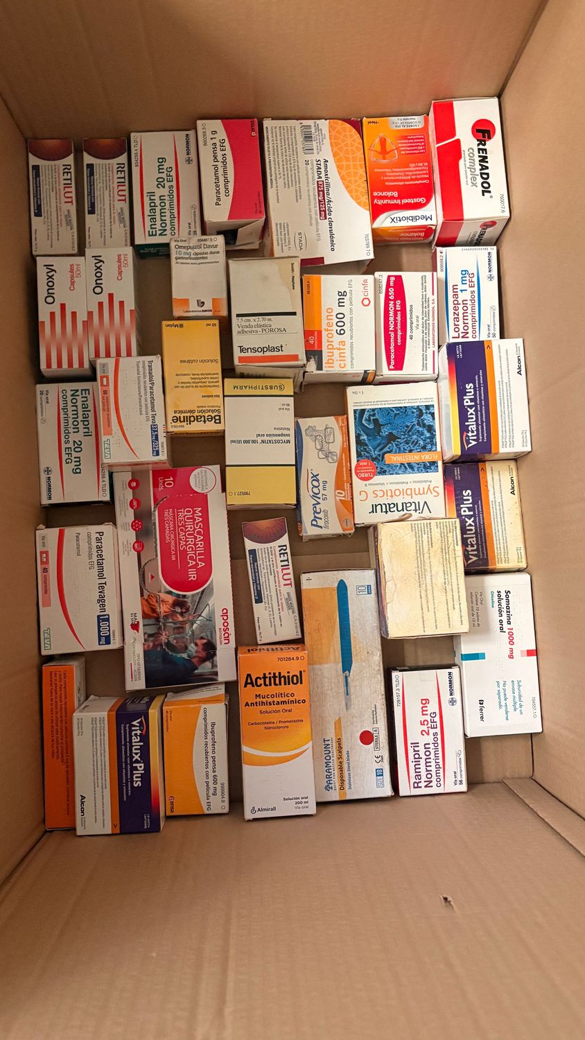 Caja de medicamentos colores cálidos. Alquiler caja grande de medicamentos colores cálidos.