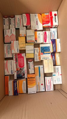 Caja de medicamentos colores cálidos. Alquiler caja grande de medicamentos colores cálidos.