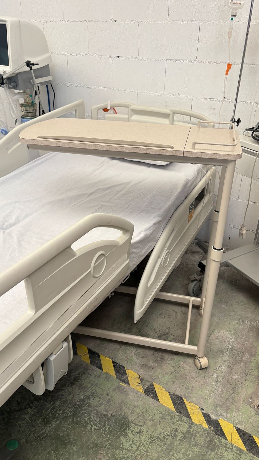 Mesa puente u overbed table. Alquiler mueble auxiliar con ruedas. Mesa puente u overbed table. Alquiler mueble auxiliar con ruedas.