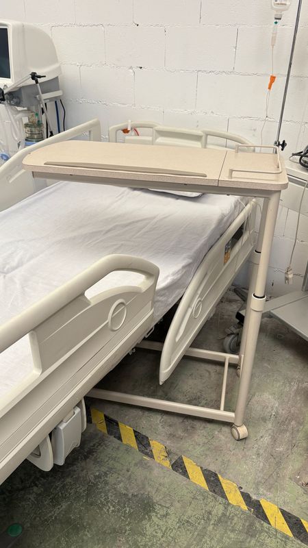 Mesa puente u overbed table. Alquiler mueble auxiliar con ruedas. Mesa puente u overbed table. Alquiler mueble auxiliar con ruedas.