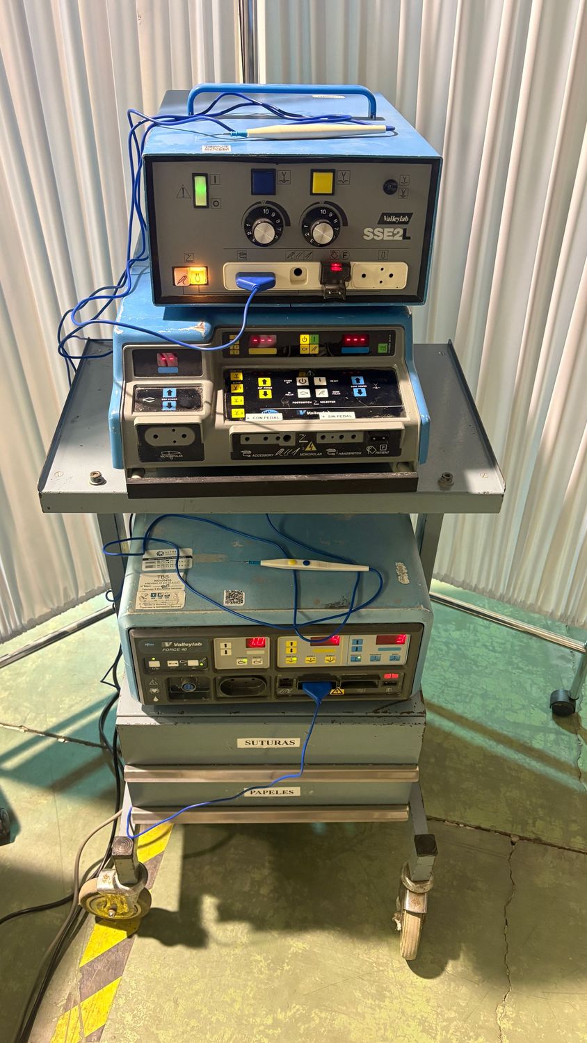 Conjunto de electrobisturíes de quirófano. Alquiler pack completo de electrobisturí + carro de quirófano años 90-2000.
