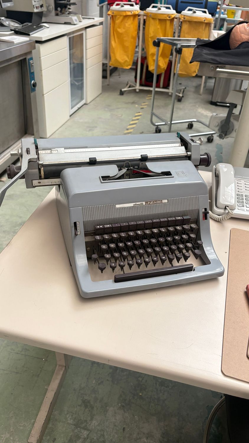 Maquina de escribir. Alquiler maquina de escribir Olivetti Linea 88 Maquina de escribir. Alquiler maquina de escribir Olivetti Linea 88