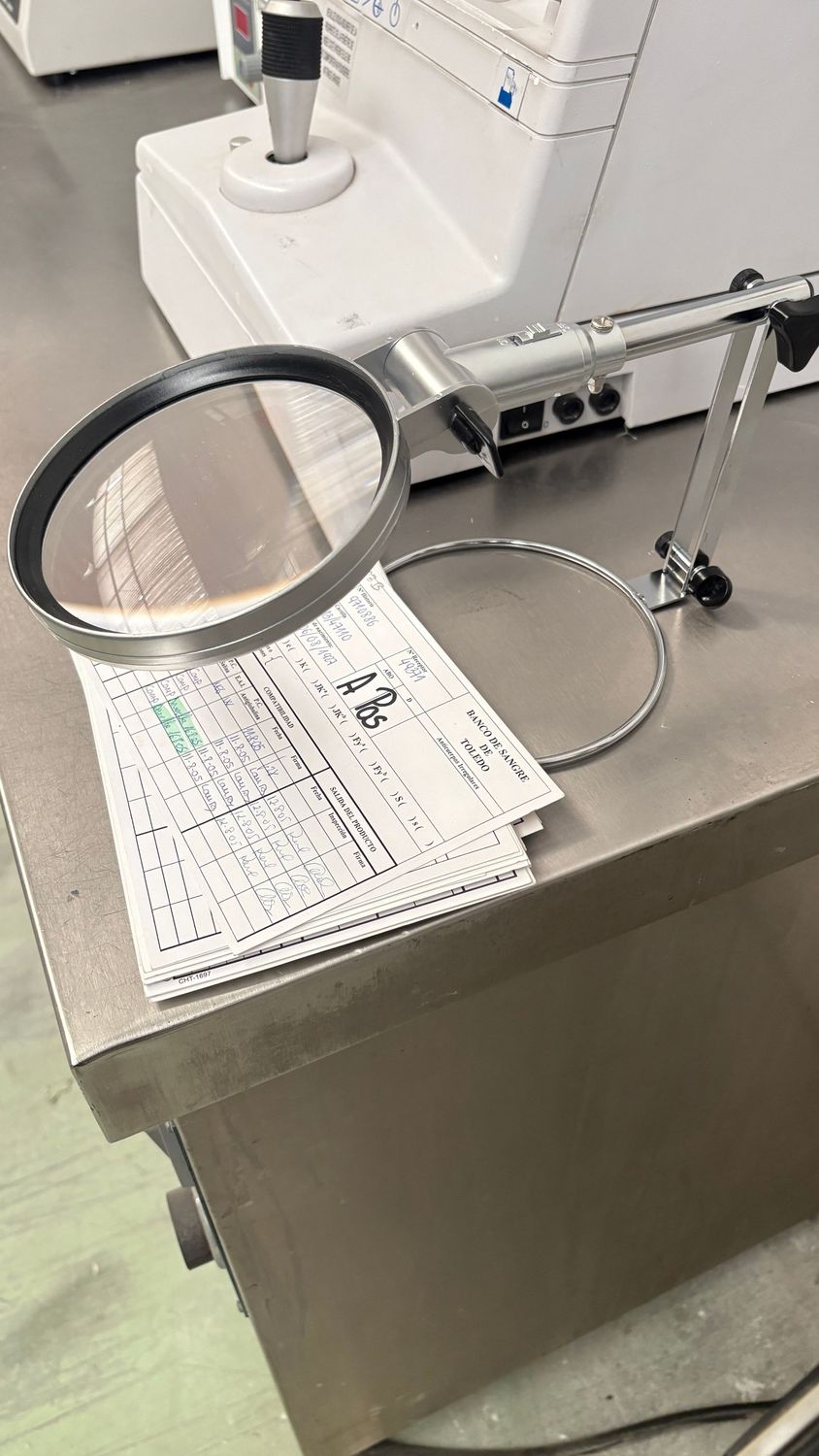 Lupa de mesa. Alquiler lupa de laboratorio. Lupa de mesa. Alquiler lupa de laboratorio.