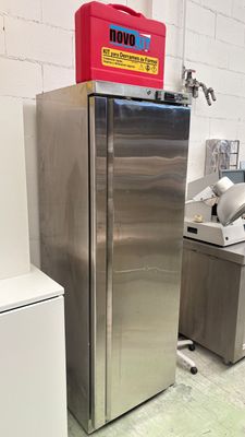 Nevera vertical industrial. Alquiler nevera inox industrial. Nevera vertical industrial. Alquiler nevera inox industrial.