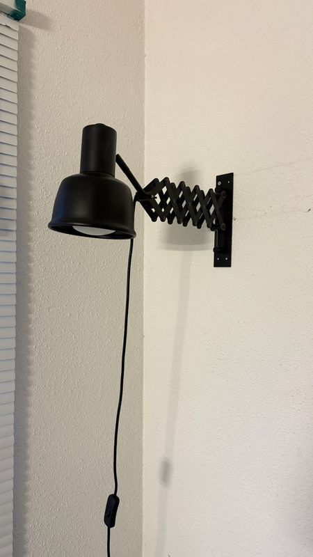 Lámpara de fuelle. lampara de lectura. Alquiler lampara de pared con fuelle.