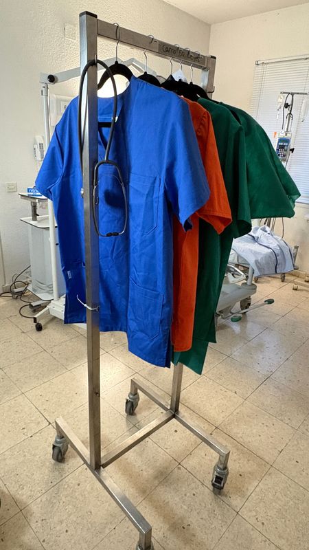 Carro perchero para entorno hospitalario. Alquiler perchero quirúrgico.