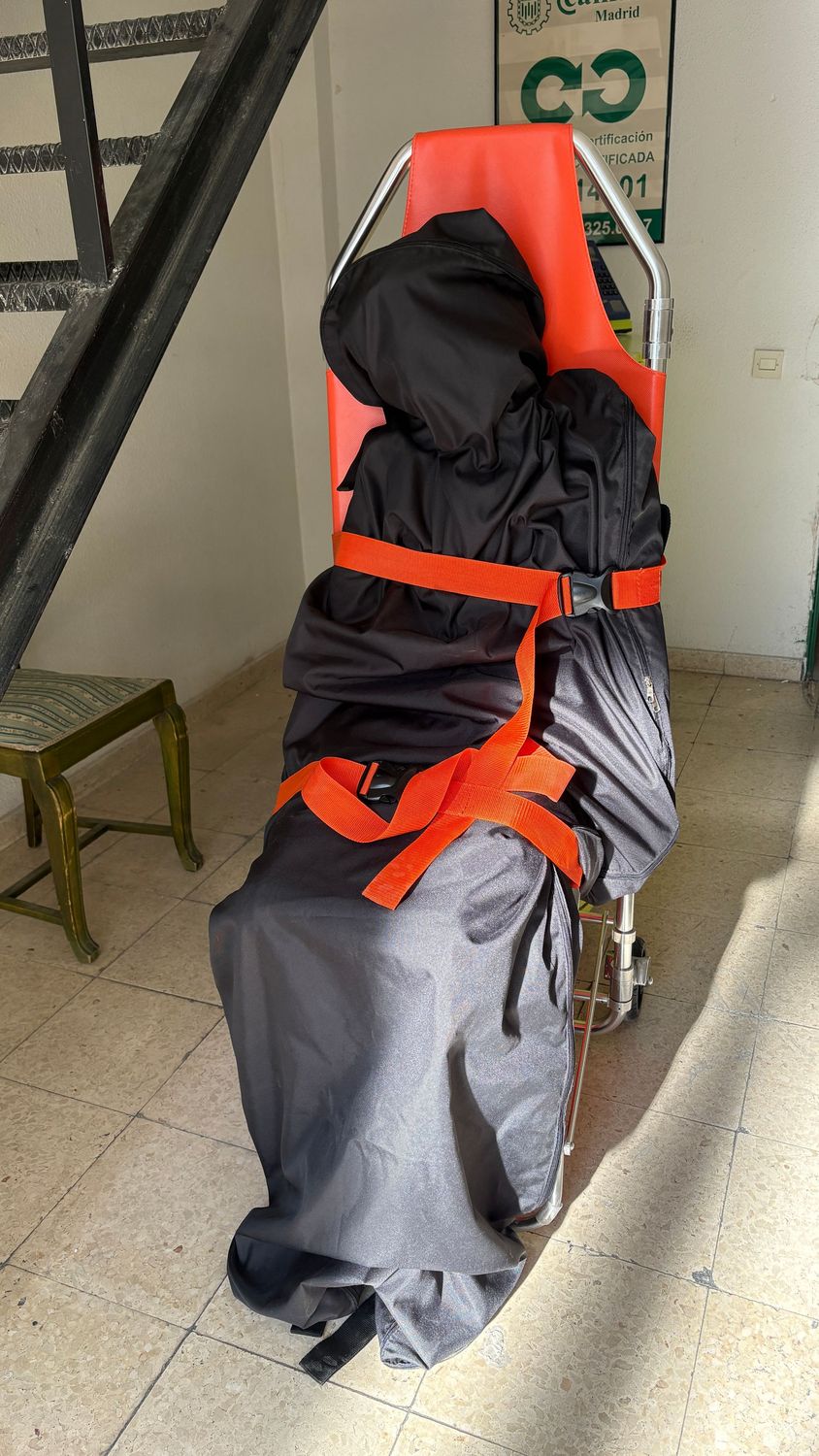 Pack completo de camilla forense + dummy y sudario. Alquiler camilla forense convertible en silla + saco forense + dummy.