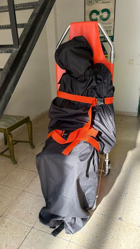 Pack completo de camilla forense + dummy y sudario. Alquiler camilla forense convertible en silla + saco forense + dummy. Pack completo de camilla forense + dummy y sudario. Alquiler camilla forense convertible en silla + saco forense + dummy.