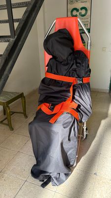 Pack completo de camilla forense + dummy y sudario. Alquiler camilla forense convertible en silla + saco forense + dummy. Pack completo de camilla forense + dummy y sudario. Alquiler camilla forense convertible en silla + saco forense + dummy.