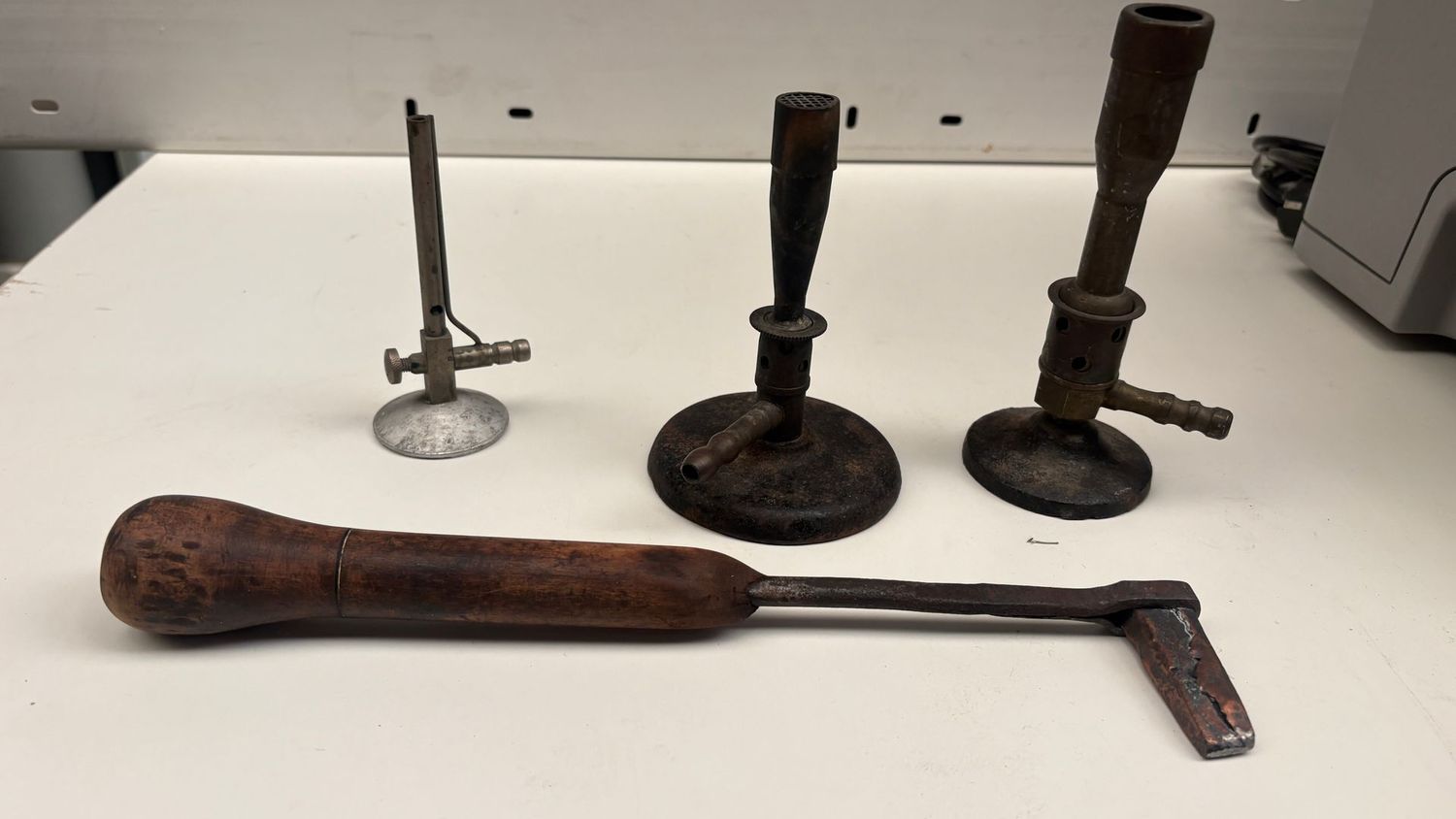 Mecheros de gas / Bunsen y soldador de cobre años 50. Alquiler lote de mecheros de gas bunsen y soldador de cobre años 50. Mecheros de gas / Bunsen y soldador de cobre años 50. Alquiler lote de mecheros de gas bunsen y soldador de cobre años 50.