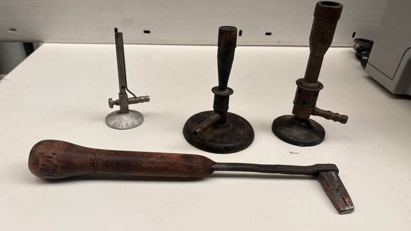 Mecheros de gas / Bunsen y soldador de cobre años 50. Alquiler lote de mecheros de gas bunsen y soldador de cobre años 50. Mecheros de gas / Bunsen y soldador de cobre años 50. Alquiler lote de mecheros de gas bunsen y soldador de cobre años 50.