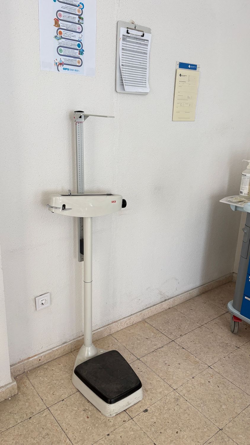 Báscula médica de columna con tallímetro integrado. Alquiler bascula con tallímetro marca Seca.