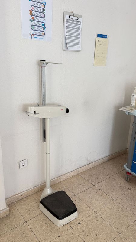 Báscula médica de columna con tallímetro integrado. Alquiler bascula con tallímetro marca Seca. Báscula médica de columna con tallímetro integrado. Alquiler bascula con tallímetro marca Seca.