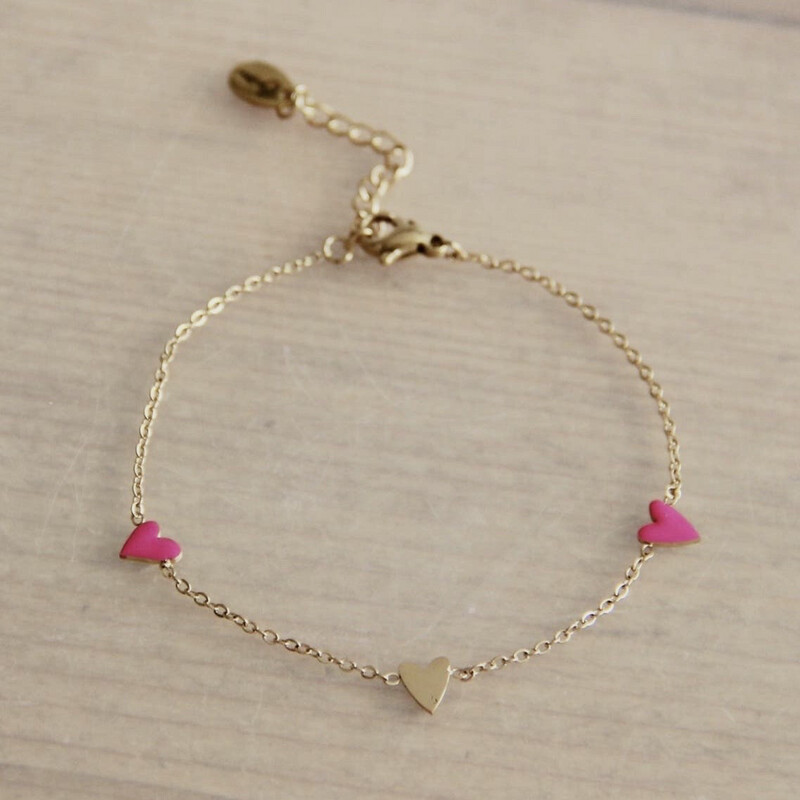 BAZOU - RVS fijn armbandje met 3 hartjes - fuchsia/goud BAZOU - RVS fijn armbandje met 3 hartjes - fuchsia/goud