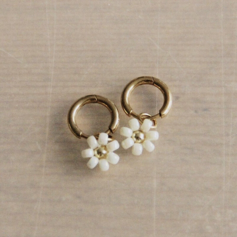 BAZOU - RVS creolen met daisy flower - creme/goud BAZOU - RVS creolen met daisy flower - creme/goud