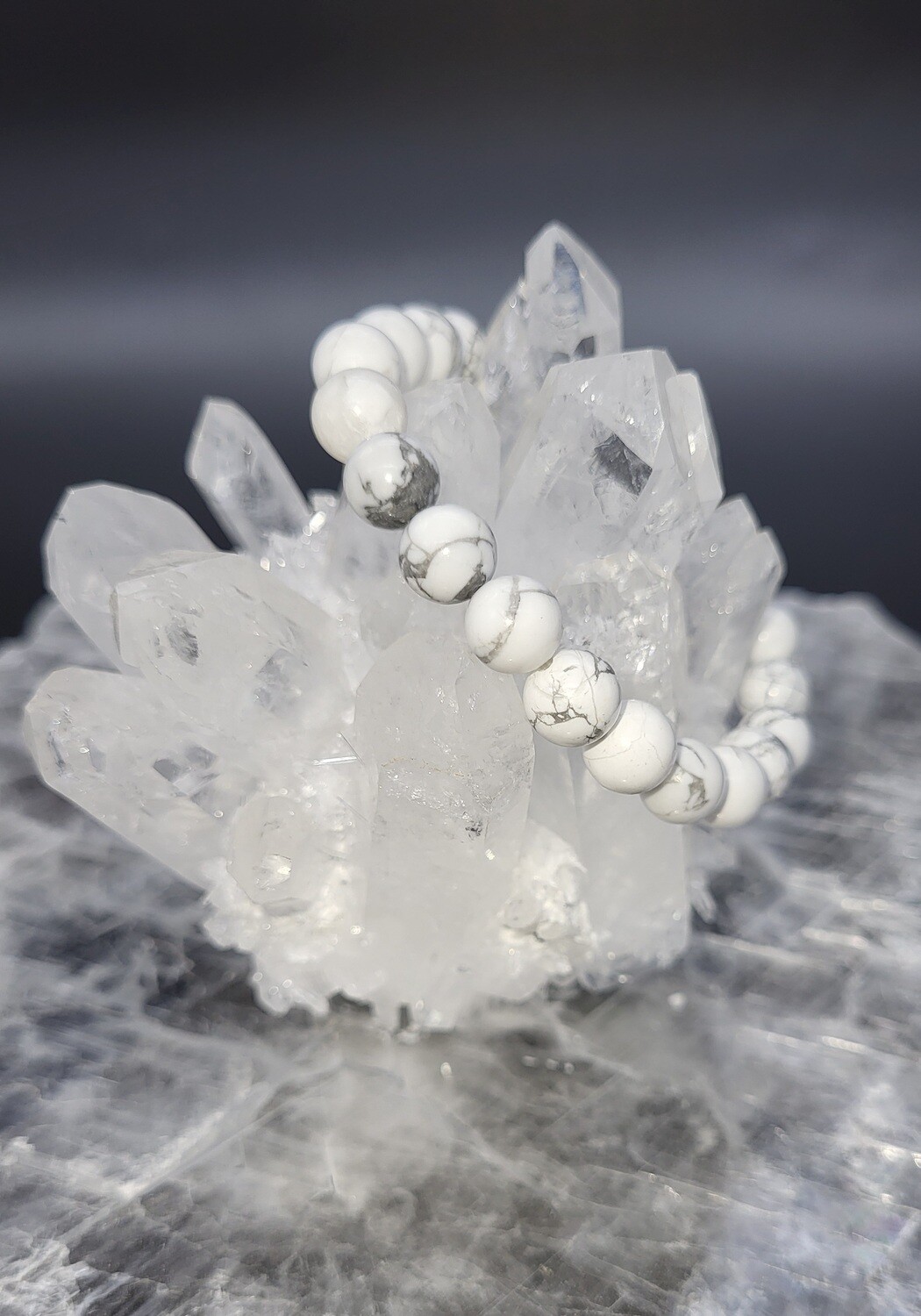 HOWLITE BRACELET, ROUND 8.5mm BEADS