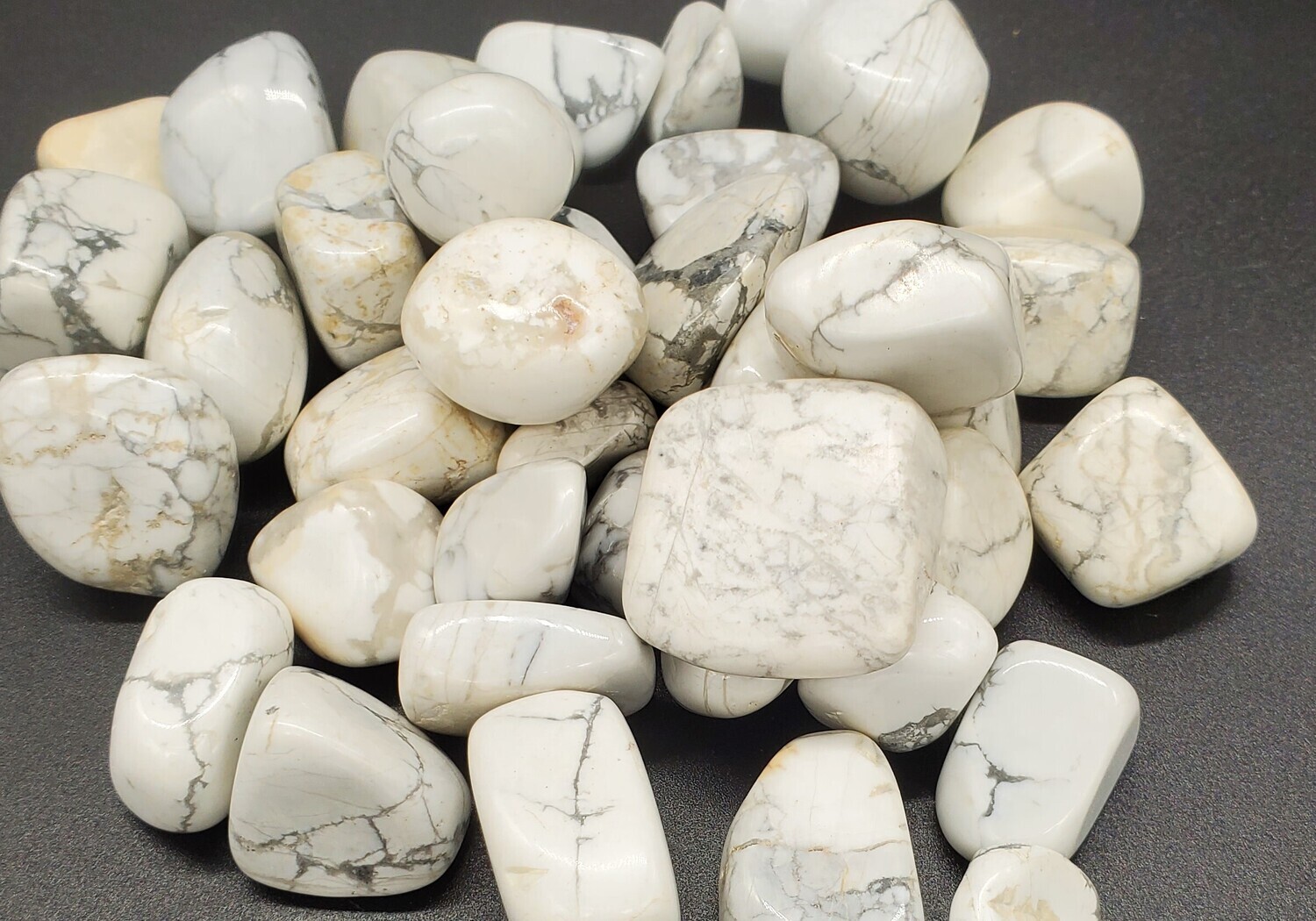 HOWLITE TUMBLES